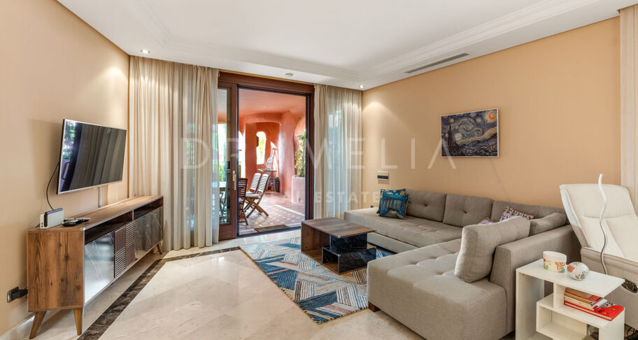 Appartement au rez-de-chaussée avec vue sur la mer à Torre Bermeja, la première urbanisation en front de mer d'Estepona.