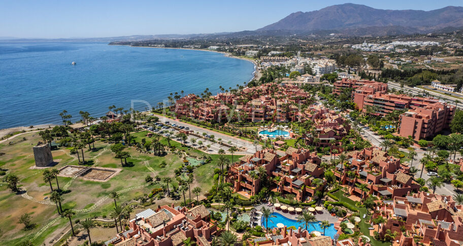 Appartement au rez-de-chaussée avec vue sur la mer à Torre Bermeja, la première urbanisation en front de mer d'Estepona.