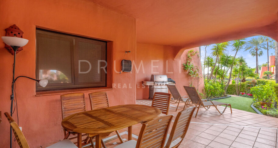 Appartement au rez-de-chaussée avec vue sur la mer à Torre Bermeja, la première urbanisation en front de mer d'Estepona.