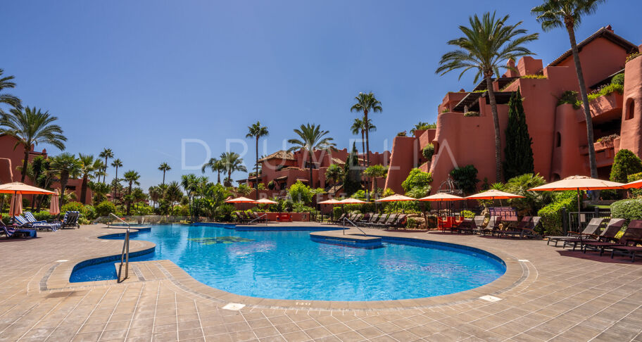 Appartement au rez-de-chaussée avec vue sur la mer à Torre Bermeja, la première urbanisation en front de mer d'Estepona.
