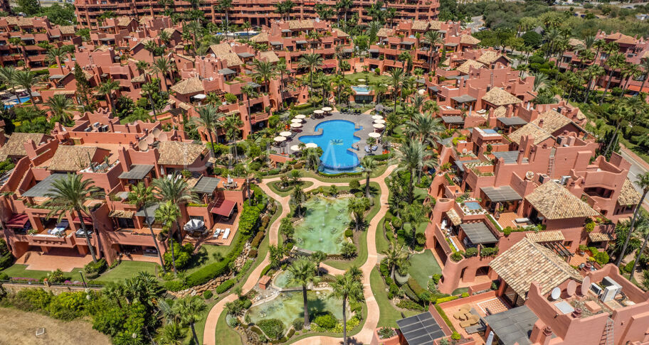 Appartement au rez-de-chaussée avec vue sur la mer à Torre Bermeja, la première urbanisation en front de mer d'Estepona.