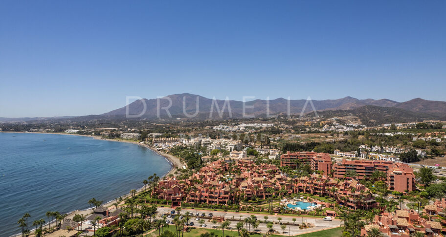 Appartement au rez-de-chaussée avec vue sur la mer à Torre Bermeja, la première urbanisation en front de mer d'Estepona.