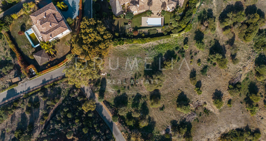 Utmerket tomt med imponerende panoramautsikt i eksklusive Vega del Colorado, Benahavis
