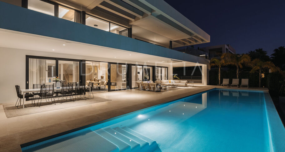 Lyxig modern villa med utsikt över bergen i prestigefyllda Los Olivos, Haza del Conde, Nueva Andalucía