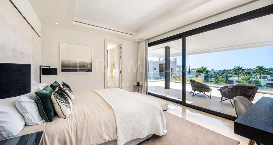 Lyxig modern villa med utsikt över bergen i prestigefyllda Los Olivos, Haza del Conde, Nueva Andalucía