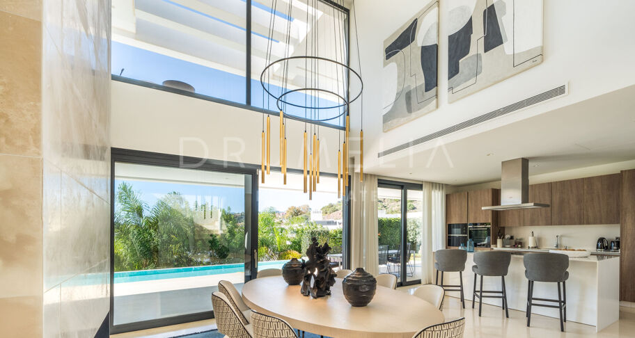Lyxig modern villa med utsikt över bergen i prestigefyllda Los Olivos, Haza del Conde, Nueva Andalucía