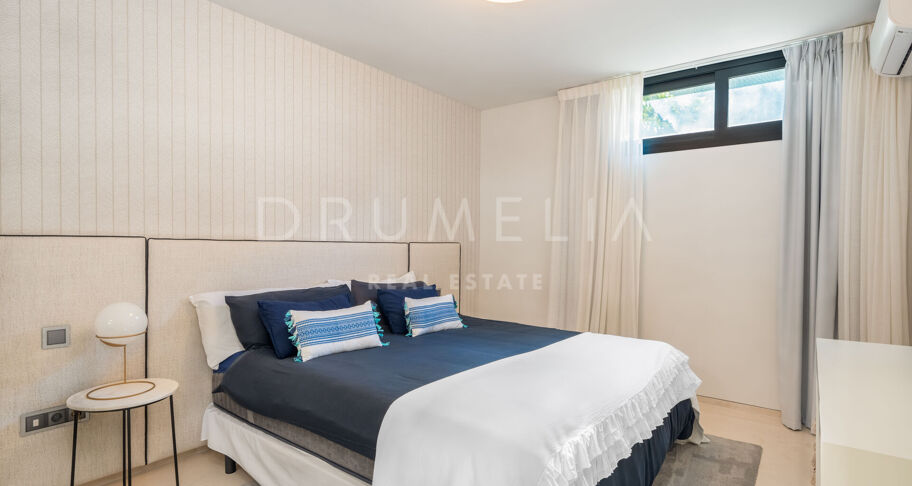 Lyxig modern villa med utsikt över bergen i prestigefyllda Los Olivos, Haza del Conde, Nueva Andalucía