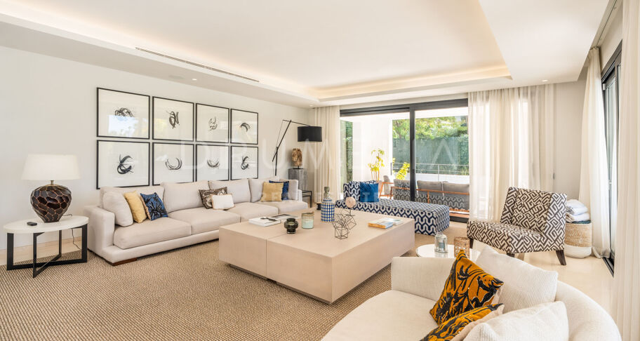 Lyxig modern villa med utsikt över bergen i prestigefyllda Los Olivos, Haza del Conde, Nueva Andalucía