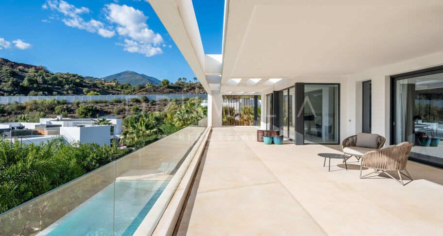 Lyxig modern villa med utsikt över bergen i prestigefyllda Los Olivos, Haza del Conde, Nueva Andalucía
