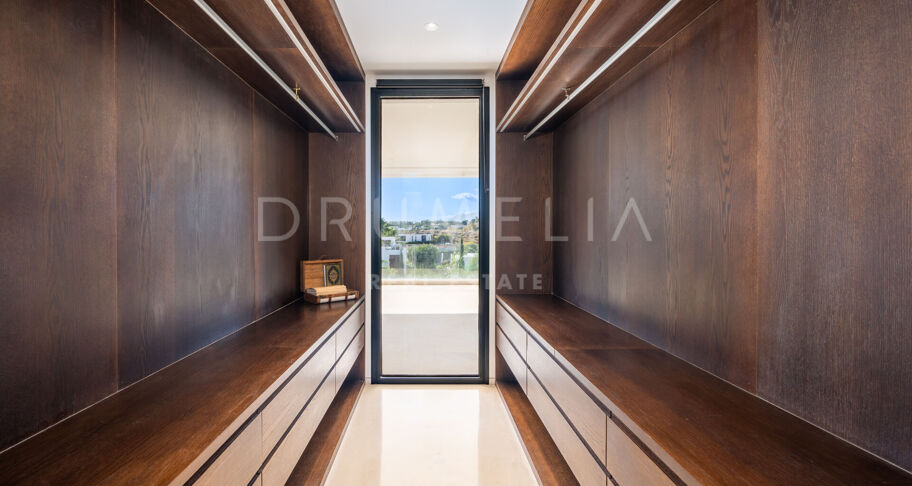 Lyxig modern villa med utsikt över bergen i prestigefyllda Los Olivos, Haza del Conde, Nueva Andalucía