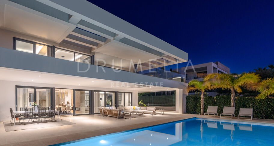 Lyxig modern villa med utsikt över bergen i prestigefyllda Los Olivos, Haza del Conde, Nueva Andalucía