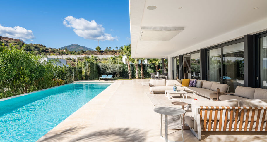 Lyxig modern villa med utsikt över bergen i prestigefyllda Los Olivos, Haza del Conde, Nueva Andalucía