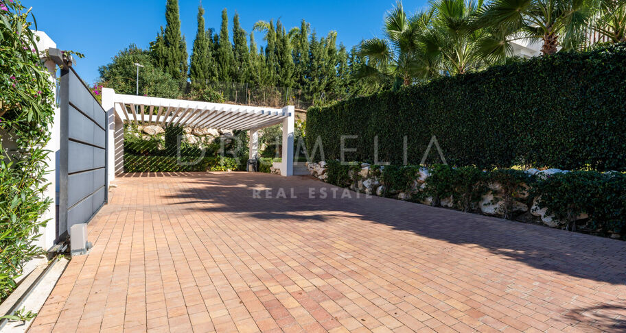 Lyxig modern villa med utsikt över bergen i prestigefyllda Los Olivos, Haza del Conde, Nueva Andalucía