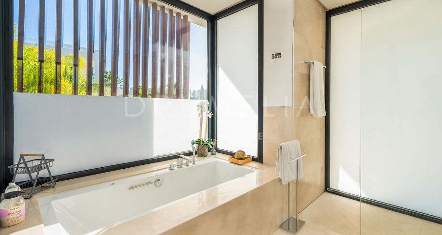 Lyxig modern villa med utsikt över bergen i prestigefyllda Los Olivos, Haza del Conde, Nueva Andalucía