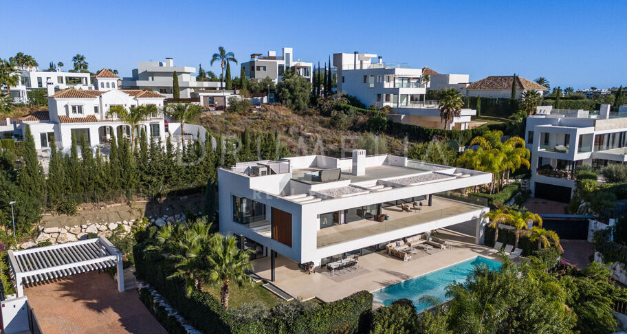 Lyxig modern villa med utsikt över bergen i prestigefyllda Los Olivos, Haza del Conde, Nueva Andalucía