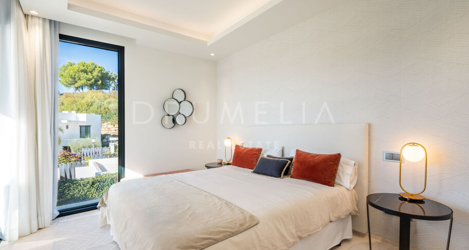 Lyxig modern villa med utsikt över bergen i prestigefyllda Los Olivos, Haza del Conde, Nueva Andalucía
