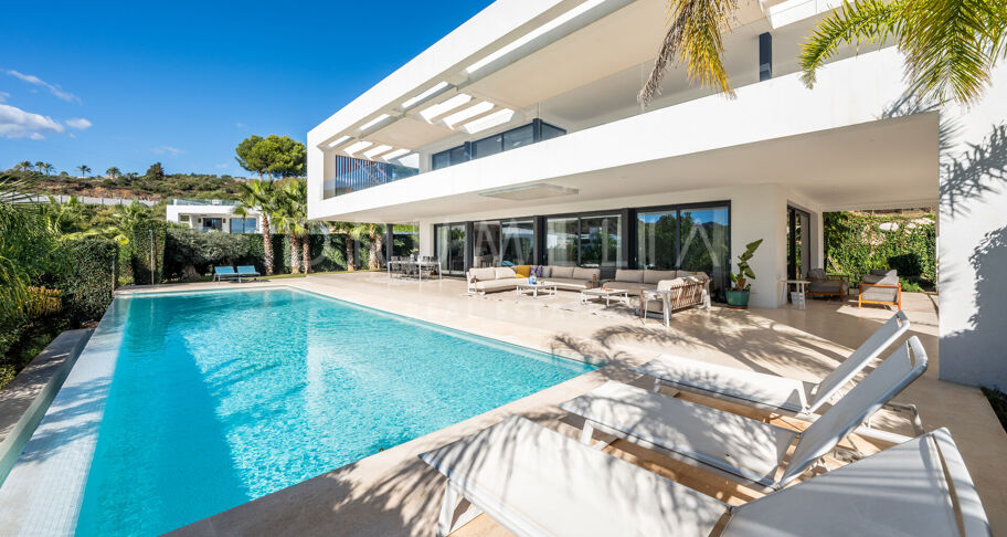 Lyxig modern villa med utsikt över bergen i prestigefyllda Los Olivos, Haza del Conde, Nueva Andalucía