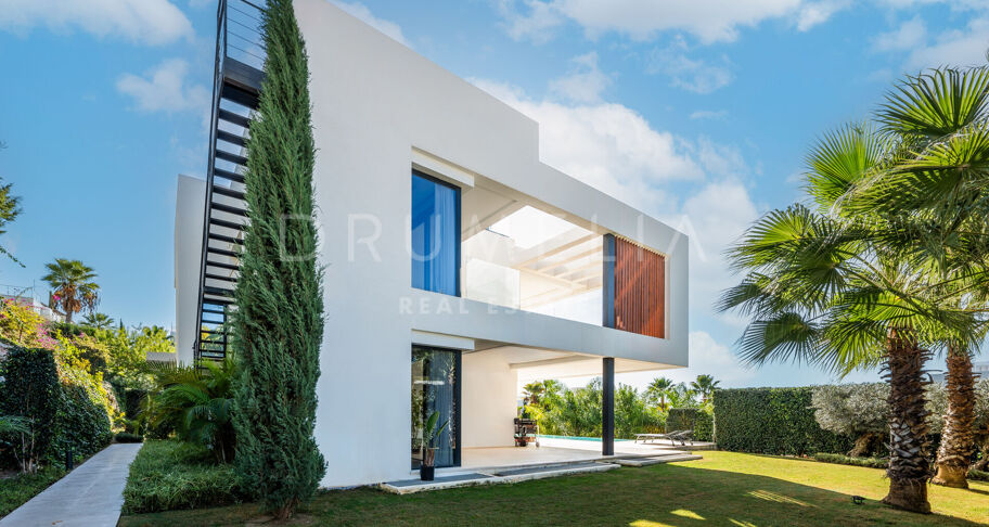 Lyxig modern villa med utsikt över bergen i prestigefyllda Los Olivos, Haza del Conde, Nueva Andalucía