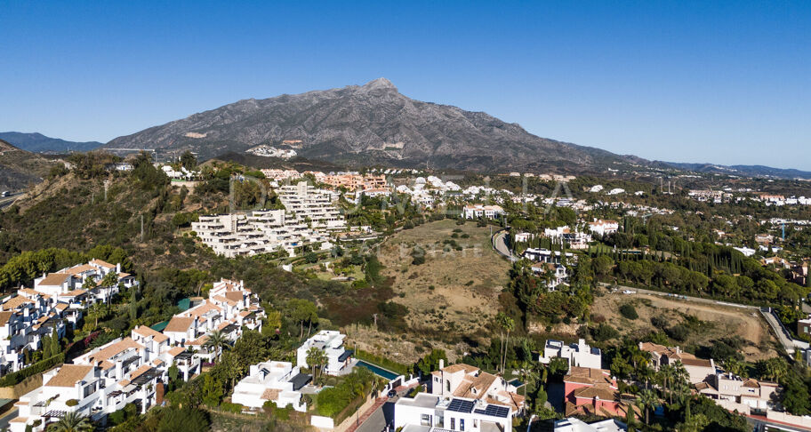 Lyxig modern villa med utsikt över bergen i prestigefyllda Los Olivos, Haza del Conde, Nueva Andalucía