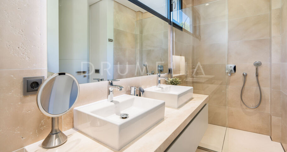 Lyxig modern villa med utsikt över bergen i prestigefyllda Los Olivos, Haza del Conde, Nueva Andalucía
