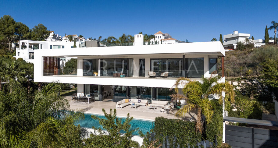 Lyxig modern villa med utsikt över bergen i prestigefyllda Los Olivos, Haza del Conde, Nueva Andalucía