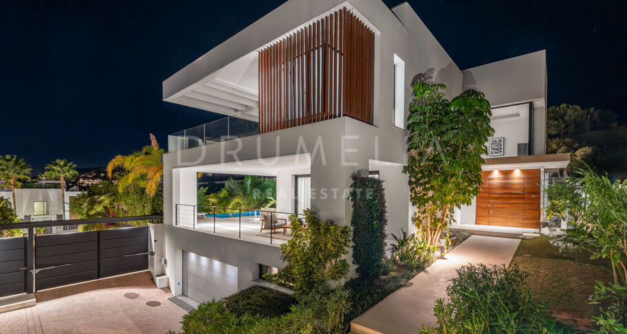 Lyxig modern villa med utsikt över bergen i prestigefyllda Los Olivos, Haza del Conde, Nueva Andalucía