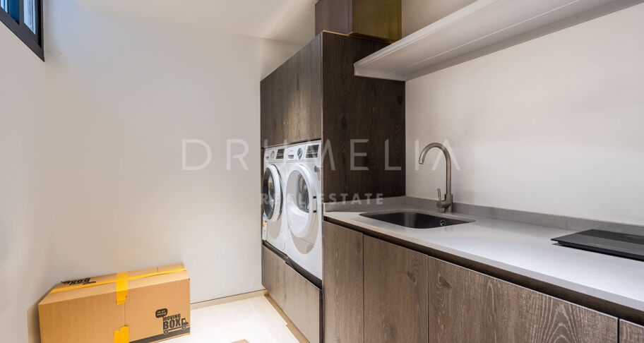 Lyxig modern villa med utsikt över bergen i prestigefyllda Los Olivos, Haza del Conde, Nueva Andalucía