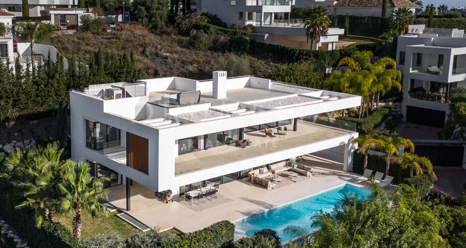 Lyxig modern villa med utsikt över bergen i prestigefyllda Los Olivos, Haza del Conde, Nueva Andalucía