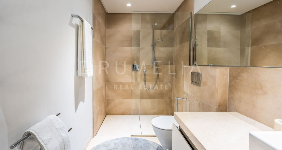 Lyxig modern villa med utsikt över bergen i prestigefyllda Los Olivos, Haza del Conde, Nueva Andalucía