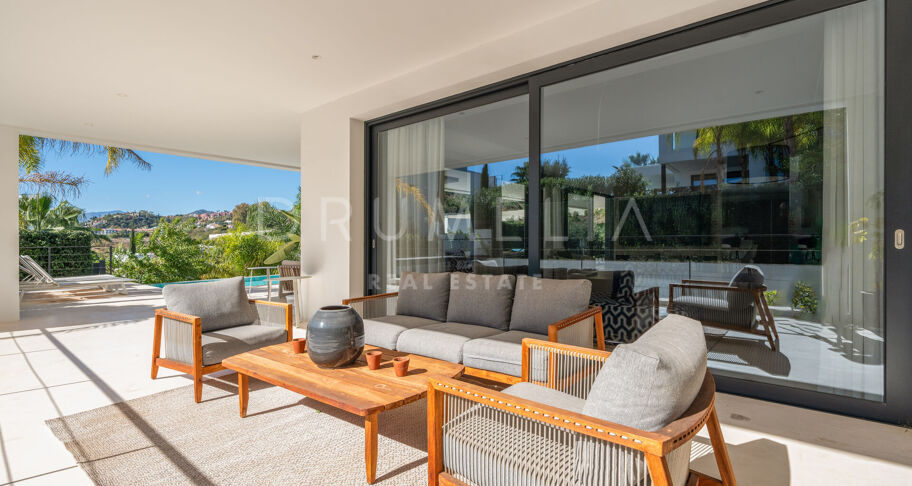 Lyxig modern villa med utsikt över bergen i prestigefyllda Los Olivos, Haza del Conde, Nueva Andalucía