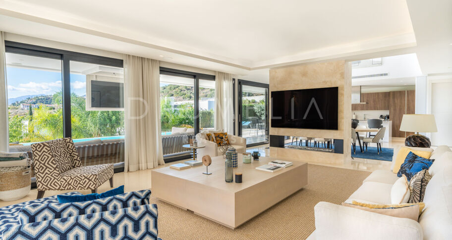 Lyxig modern villa med utsikt över bergen i prestigefyllda Los Olivos, Haza del Conde, Nueva Andalucía