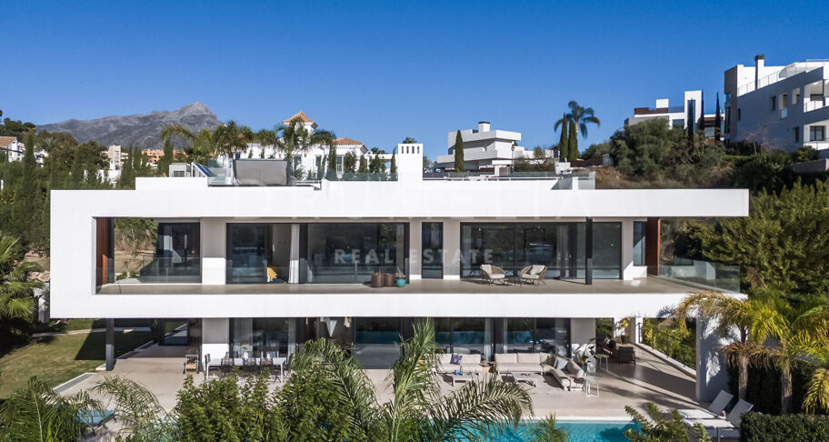 Lyxig modern villa med utsikt över bergen i prestigefyllda Los Olivos, Haza del Conde, Nueva Andalucía