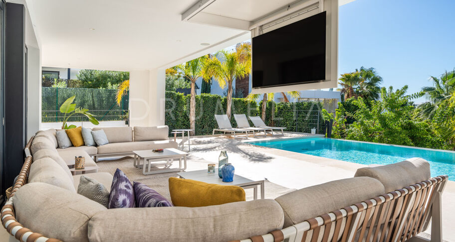 Lyxig modern villa med utsikt över bergen i prestigefyllda Los Olivos, Haza del Conde, Nueva Andalucía