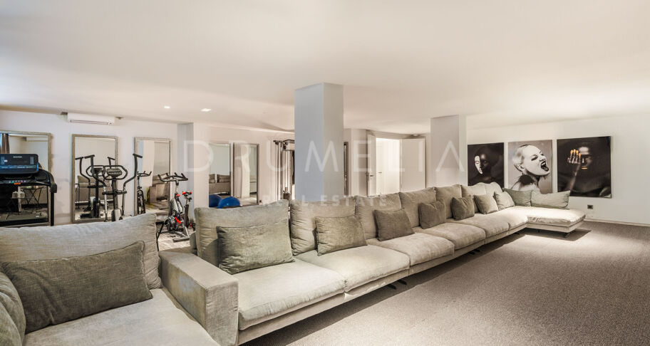 Lyxig modern villa med utsikt över bergen i prestigefyllda Los Olivos, Haza del Conde, Nueva Andalucía
