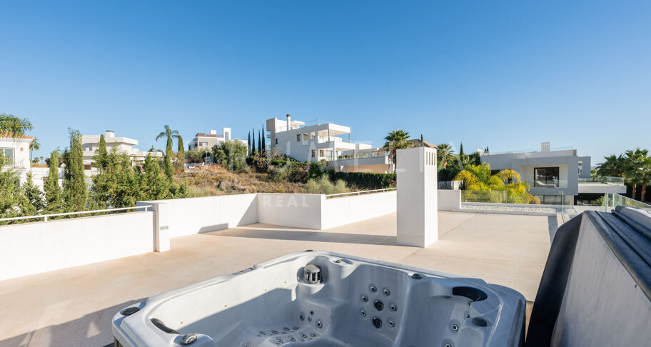 Lyxig modern villa med utsikt över bergen i prestigefyllda Los Olivos, Haza del Conde, Nueva Andalucía