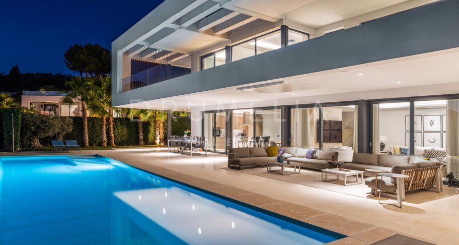 Lyxig modern villa med utsikt över bergen i prestigefyllda Los Olivos, Haza del Conde, Nueva Andalucía