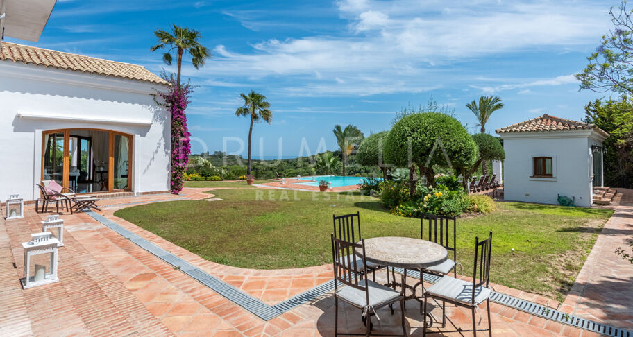 Luxury Mediterranean villa with breath-taking panoramic views and southern charm in San Roque