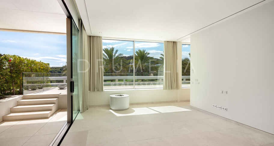 Ny frontlinje golf modern lyxvilla med vacker utsikt i elit Finca Cortesin, Casares.