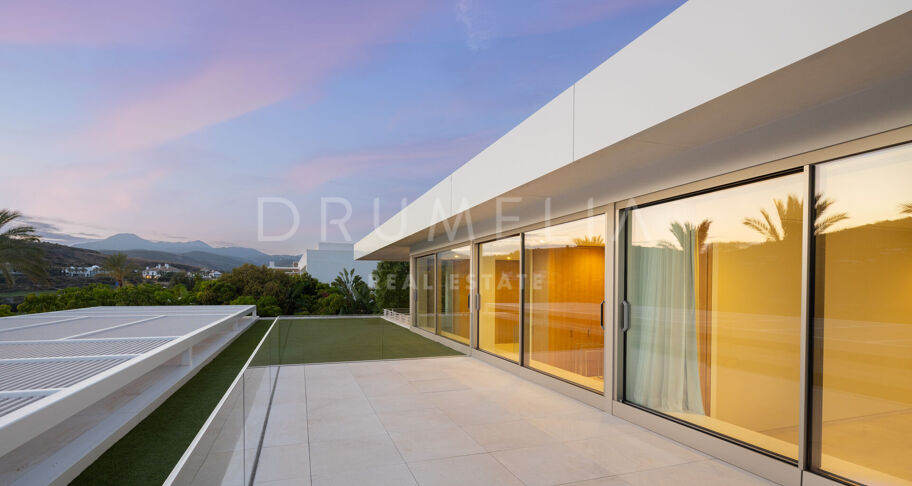 Ny frontlinje golf modern lyxvilla med vacker utsikt i elit Finca Cortesin, Casares.