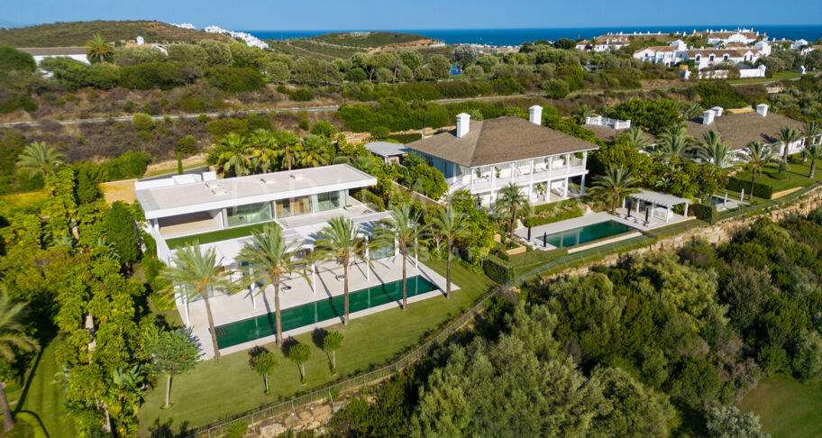 Ny frontlinje golf modern lyxvilla med vacker utsikt i elit Finca Cortesin, Casares.