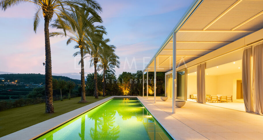 Ny frontlinje golf modern lyxvilla med vacker utsikt i elit Finca Cortesin, Casares.