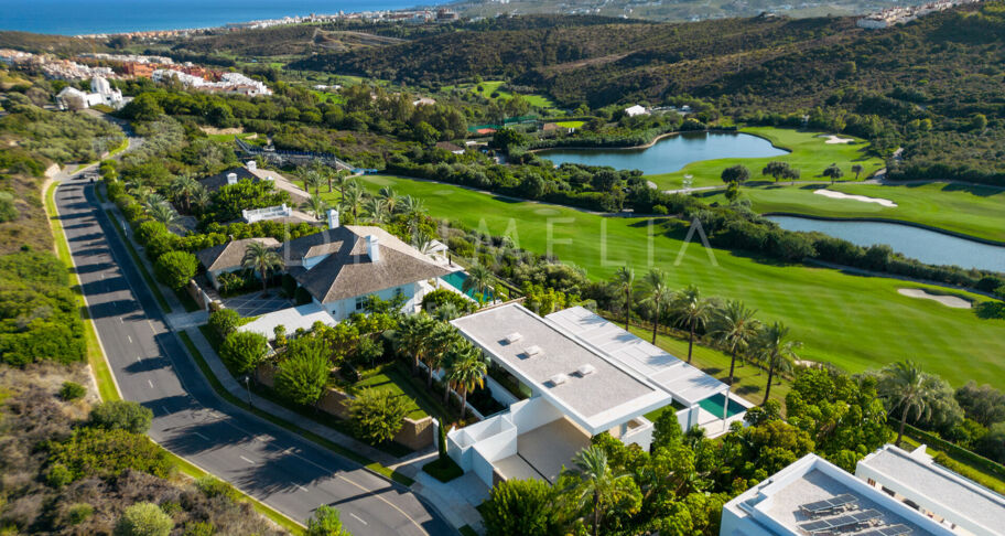 Ny frontlinje golf modern lyxvilla med vacker utsikt i elit Finca Cortesin, Casares.