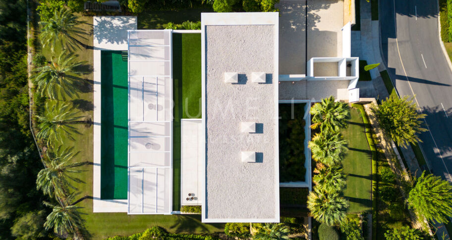 Ny frontlinje golf modern lyxvilla med vacker utsikt i elit Finca Cortesin, Casares.