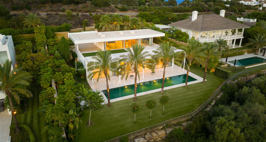 Ny frontlinje golf modern lyxvilla med vacker utsikt i elit Finca Cortesin, Casares.