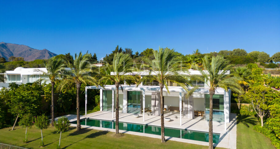 Ny frontlinje golf modern lyxvilla med vacker utsikt i elit Finca Cortesin, Casares.