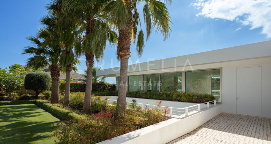 Ny frontlinje golf modern lyxvilla med vacker utsikt i elit Finca Cortesin, Casares.