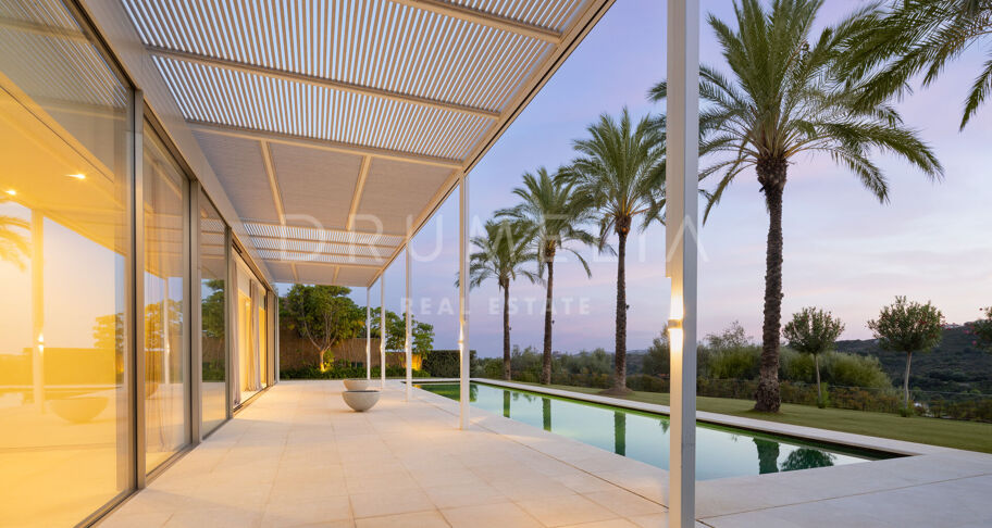 Ny frontlinje golf modern lyxvilla med vacker utsikt i elit Finca Cortesin, Casares.