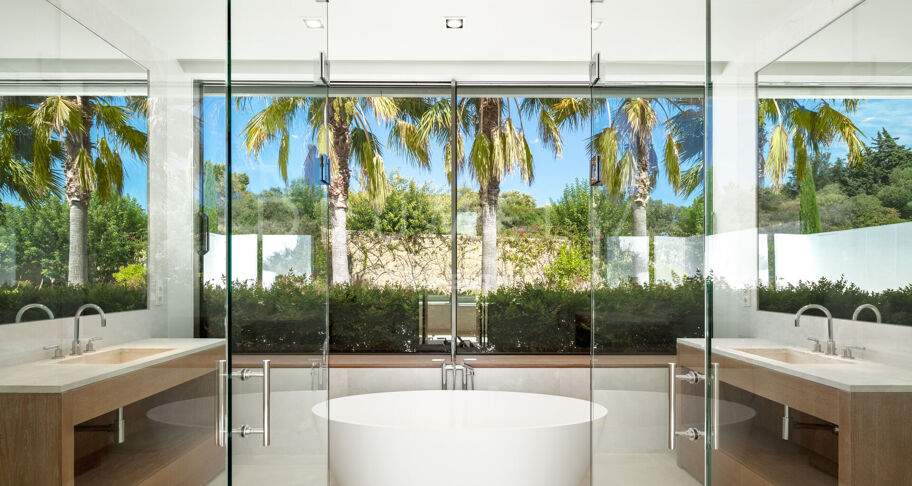 Ny frontlinje golf modern lyxvilla med vacker utsikt i elit Finca Cortesin, Casares.