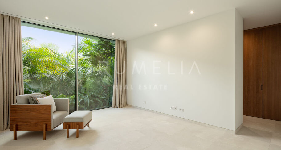 Ny frontlinje golf modern lyxvilla med vacker utsikt i elit Finca Cortesin, Casares.