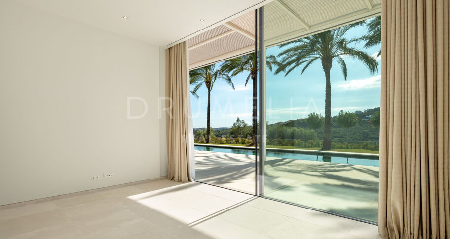 Ny frontlinje golf modern lyxvilla med vacker utsikt i elit Finca Cortesin, Casares.